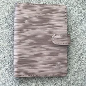 LOUIS VUITTON
Epi Medium Ring Agenda Cover Lilac